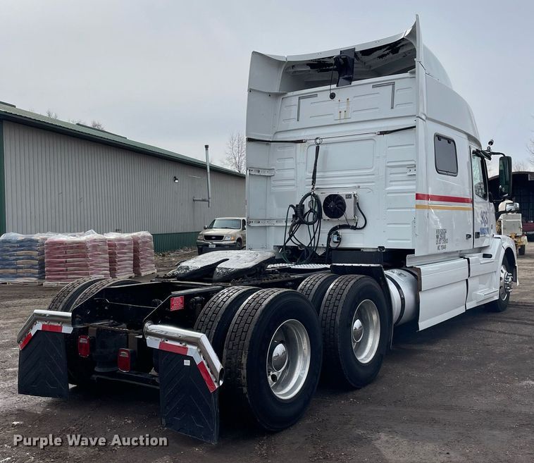 image for item MB9011 2014 Volvo VNL64T 730  semi truck