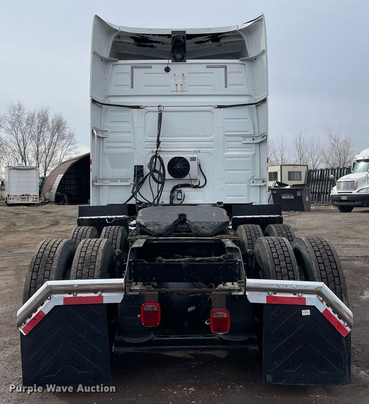 image for item MB9011 2014 Volvo VNL64T 730  semi truck