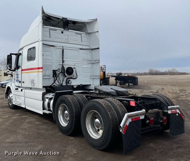 image for item MB9011 2014 Volvo VNL64T 730  semi truck