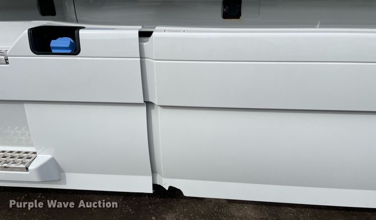 image for item MB9011 2014 Volvo VNL64T 730  semi truck