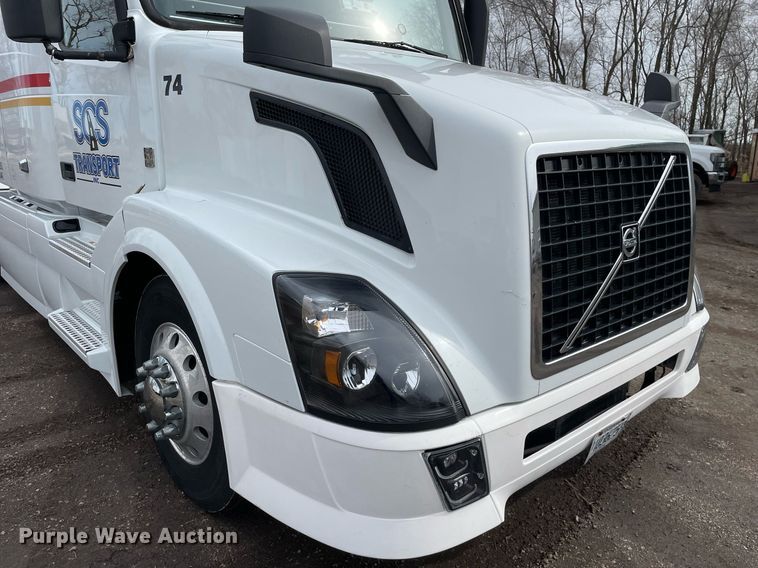 image for item MB9011 2014 Volvo VNL64T 730  semi truck