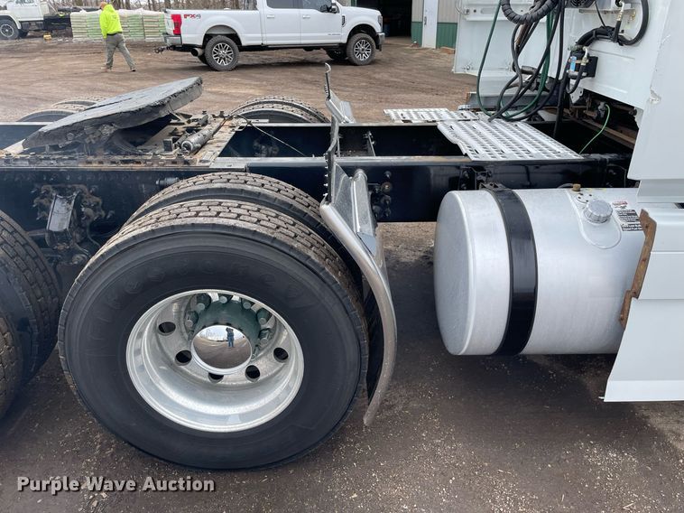 image for item MB9011 2014 Volvo VNL64T 730  semi truck