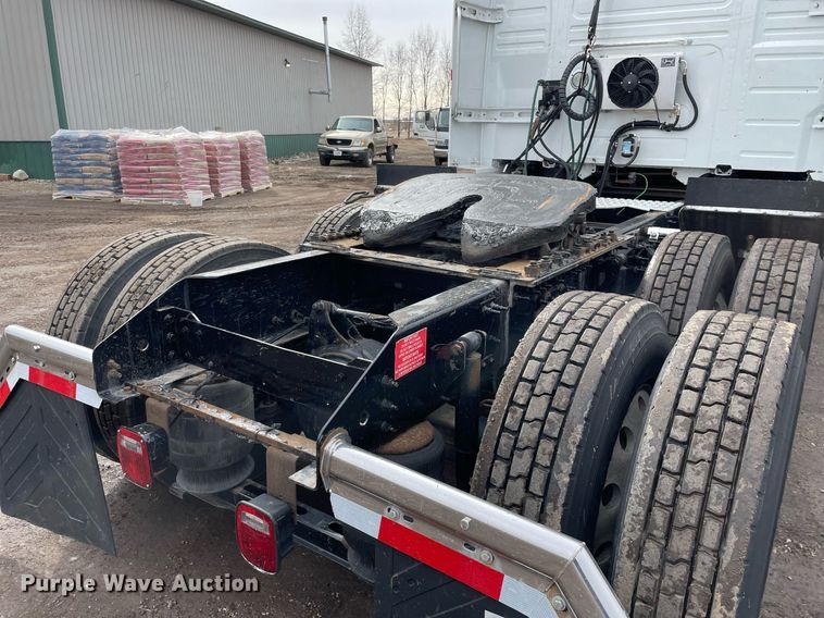 image for item MB9011 2014 Volvo VNL64T 730  semi truck