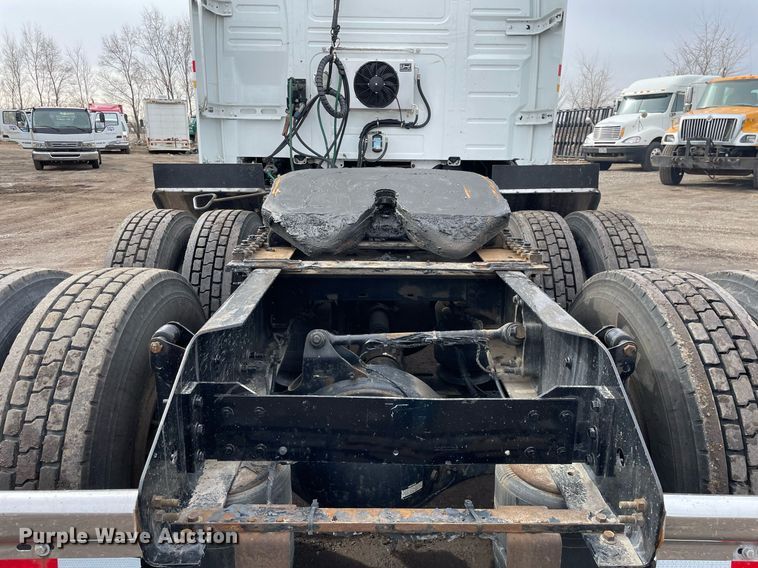 image for item MB9011 2014 Volvo VNL64T 730  semi truck