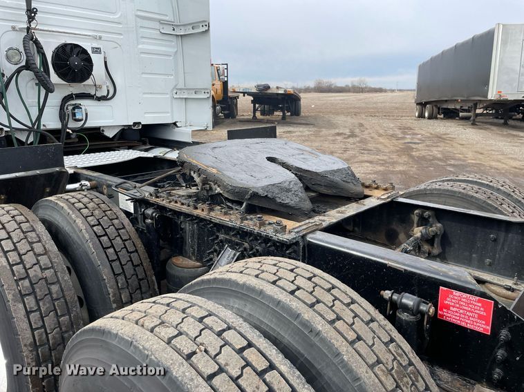 image for item MB9011 2014 Volvo VNL64T 730  semi truck