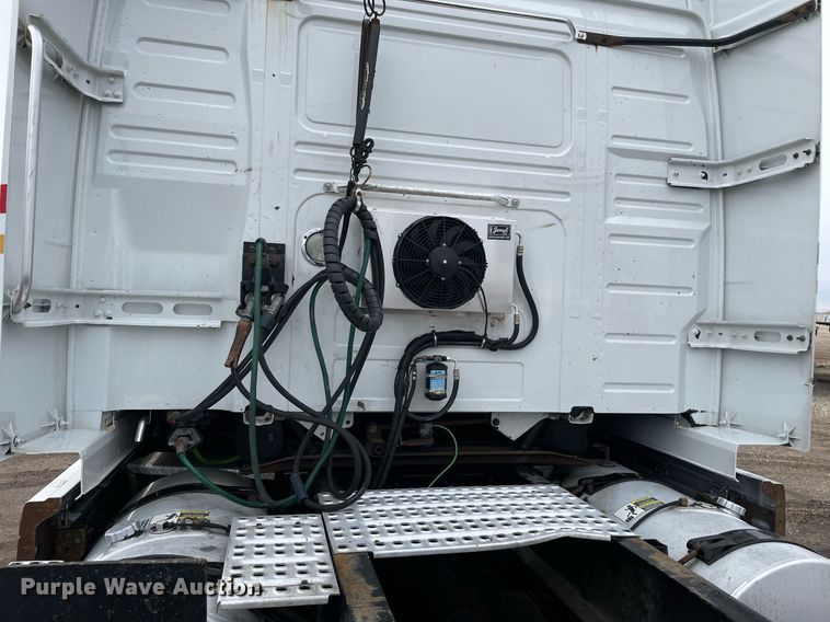 image for item MB9011 2014 Volvo VNL64T 730  semi truck