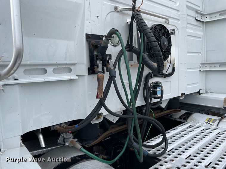 image for item MB9011 2014 Volvo VNL64T 730  semi truck