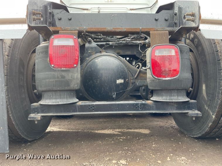 image for item MB9011 2014 Volvo VNL64T 730  semi truck