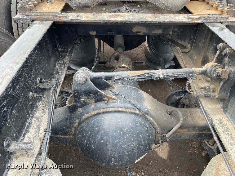 image for item MB9011 2014 Volvo VNL64T 730  semi truck