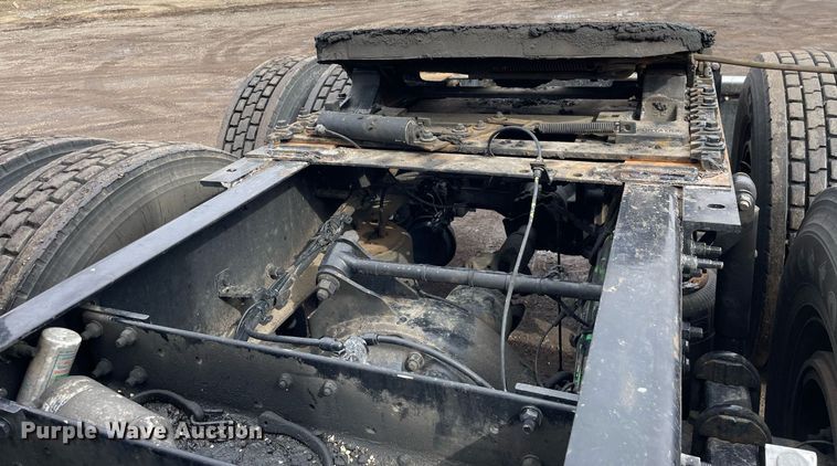 image for item MB9011 2014 Volvo VNL64T 730  semi truck