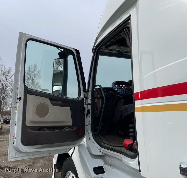 image for item MB9011 2014 Volvo VNL64T 730  semi truck