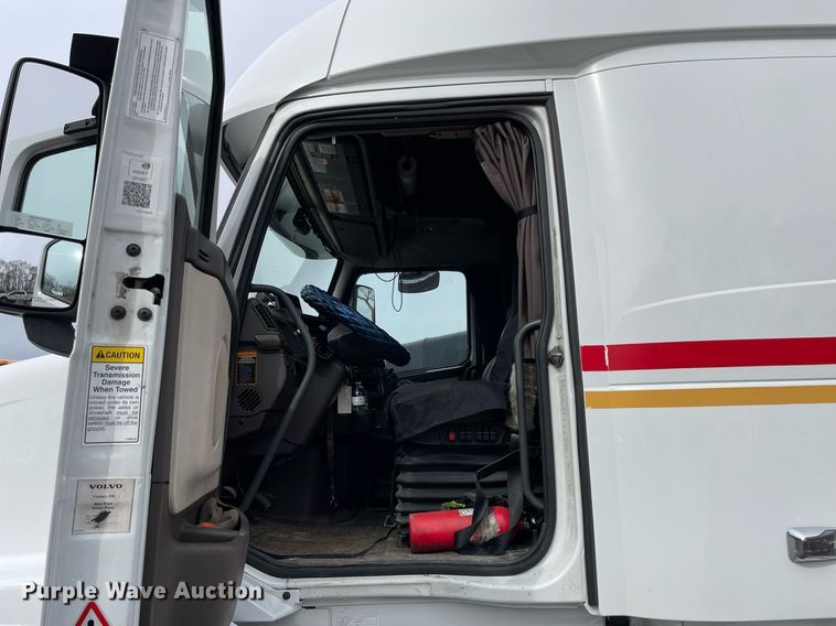 image for item MB9011 2014 Volvo VNL64T 730  semi truck