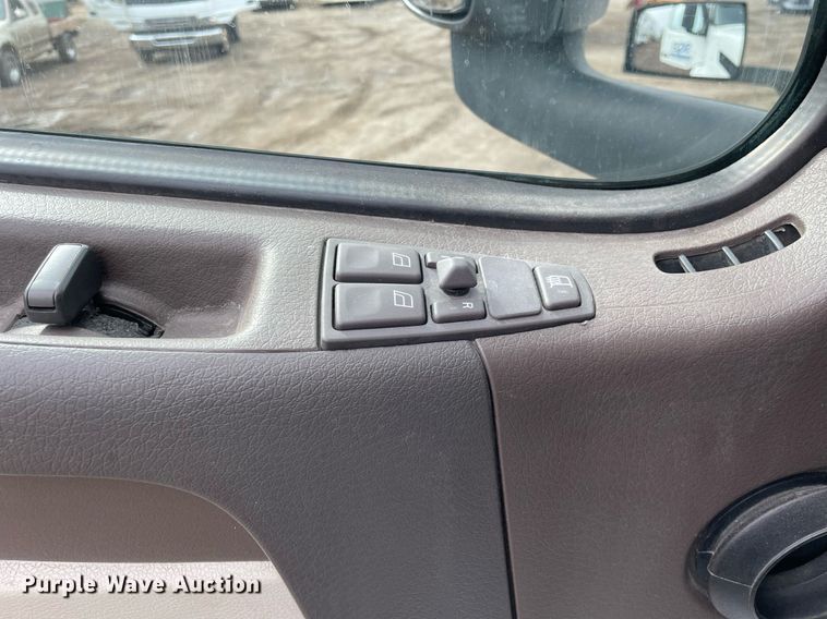 image for item MB9011 2014 Volvo VNL64T 730  semi truck