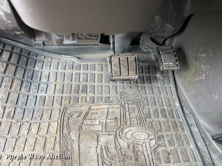 image for item MB9011 2014 Volvo VNL64T 730  semi truck