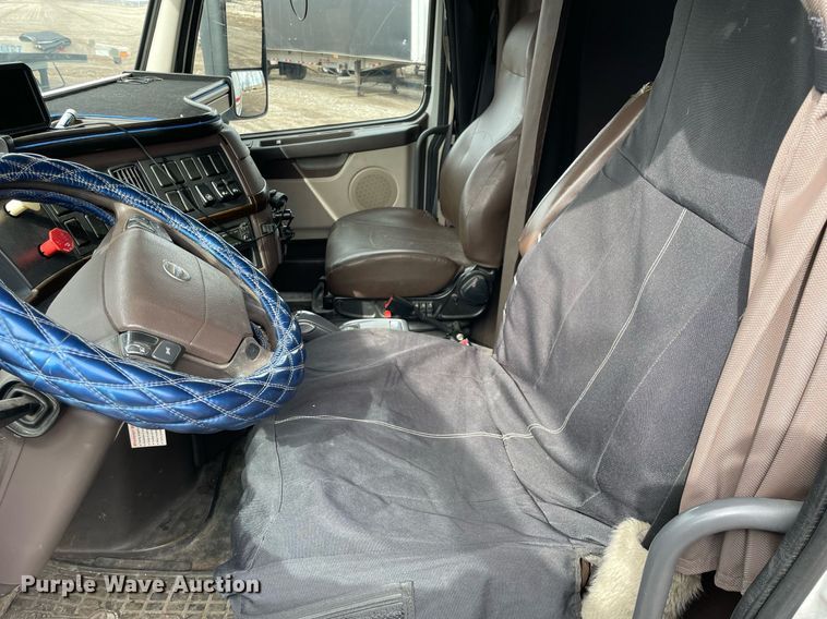 image for item MB9011 2014 Volvo VNL64T 730  semi truck