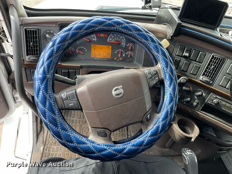 image for item MB9011 2014 Volvo VNL64T 730  semi truck