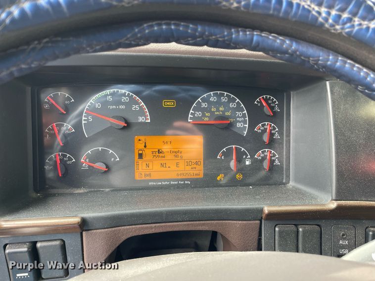 image for item MB9011 2014 Volvo VNL64T 730  semi truck