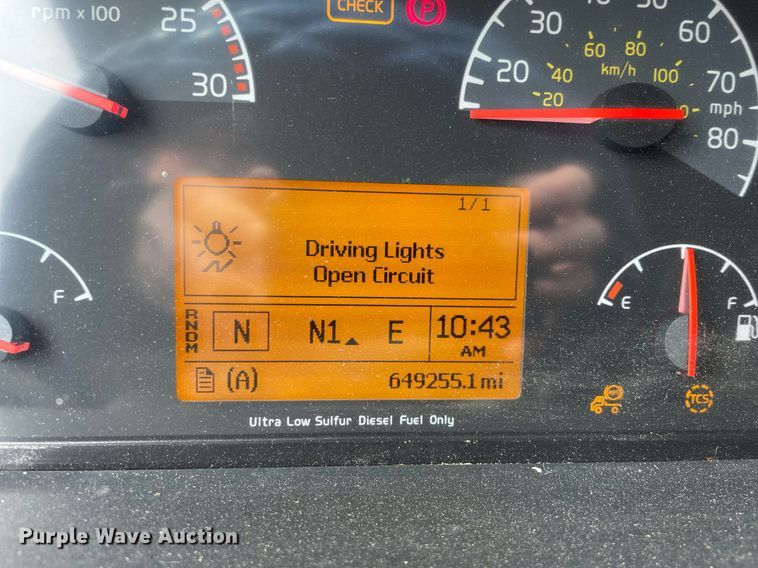 image for item MB9011 2014 Volvo VNL64T 730  semi truck