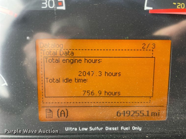 image for item MB9011 2014 Volvo VNL64T 730  semi truck