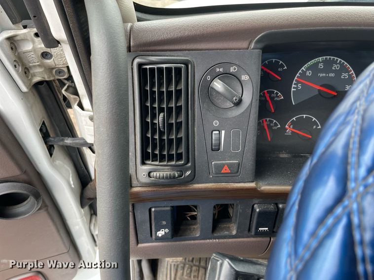 image for item MB9011 2014 Volvo VNL64T 730  semi truck