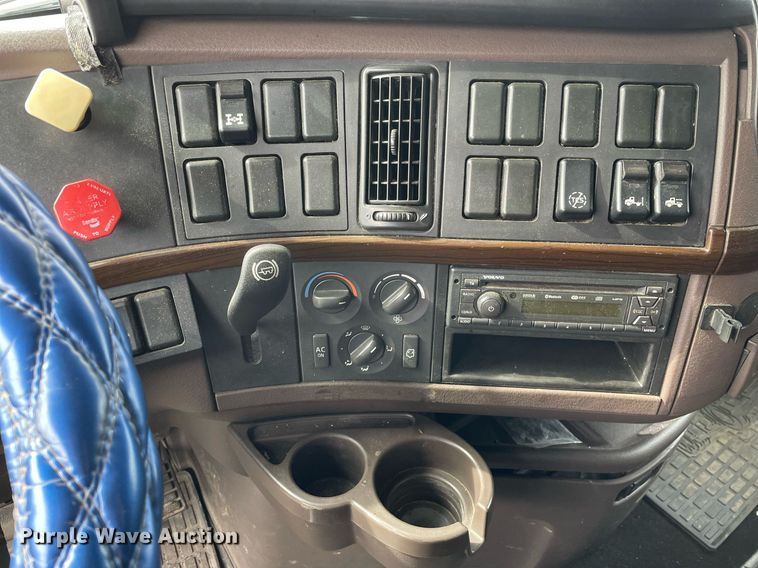 image for item MB9011 2014 Volvo VNL64T 730  semi truck