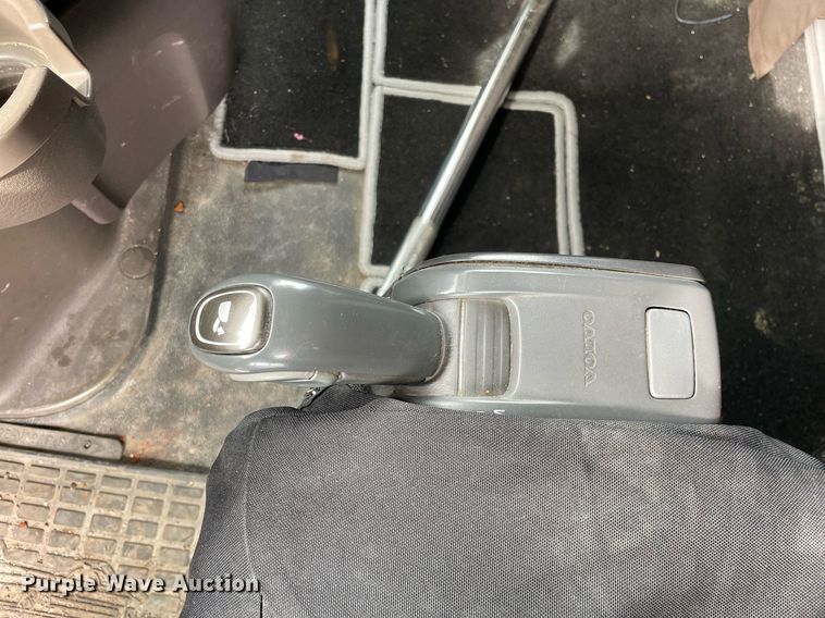 image for item MB9011 2014 Volvo VNL64T 730  semi truck