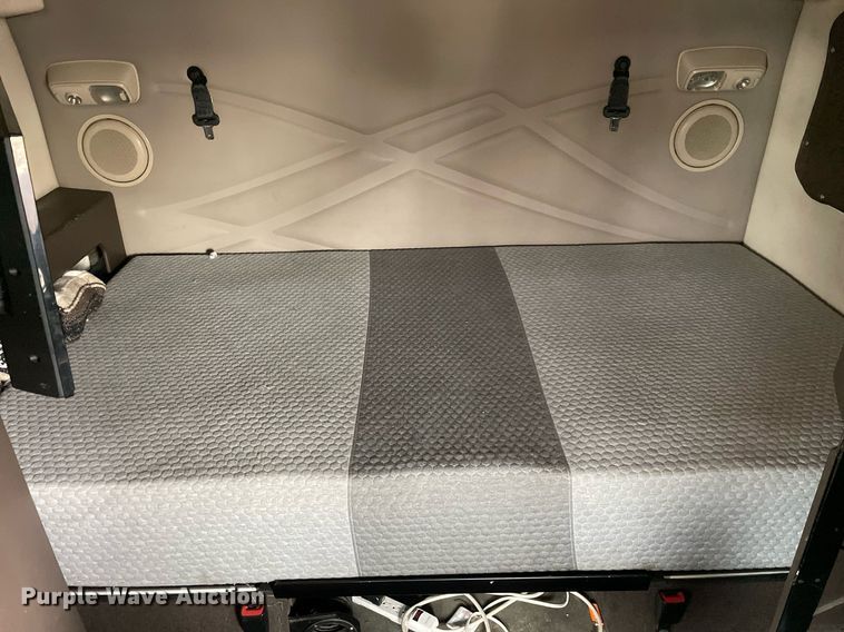 image for item MB9011 2014 Volvo VNL64T 730  semi truck