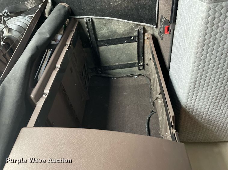 image for item MB9011 2014 Volvo VNL64T 730  semi truck