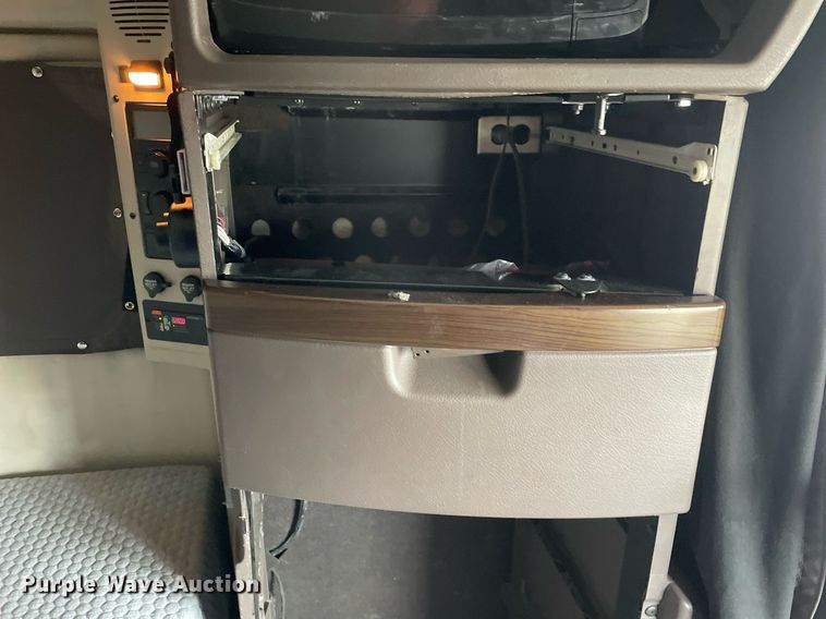 image for item MB9011 2014 Volvo VNL64T 730  semi truck