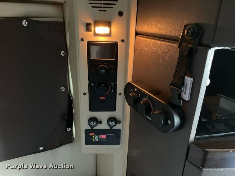 image for item MB9011 2014 Volvo VNL64T 730  semi truck