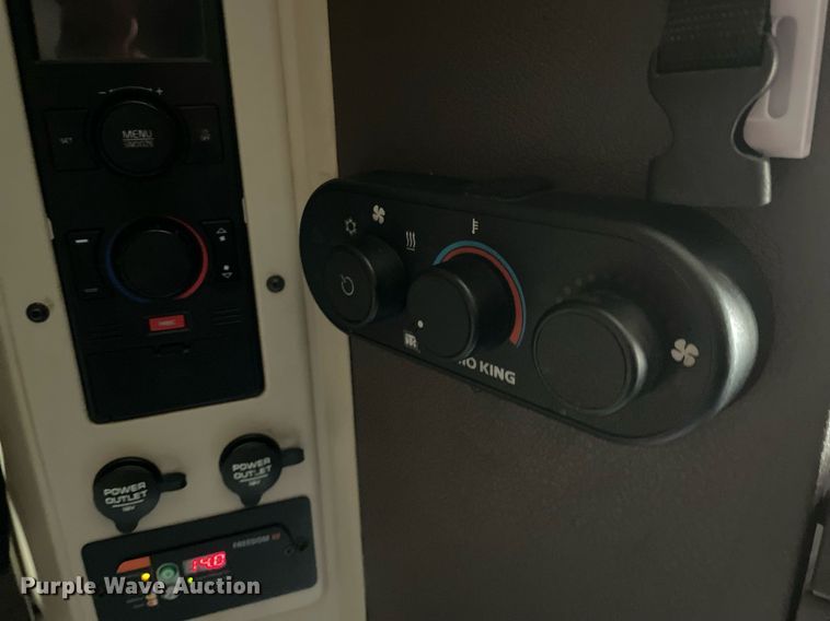 image for item MB9011 2014 Volvo VNL64T 730  semi truck