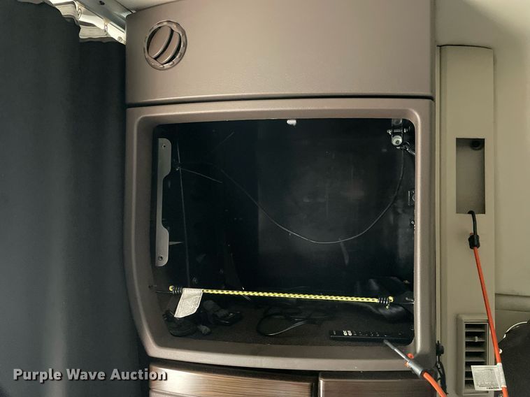 image for item MB9011 2014 Volvo VNL64T 730  semi truck