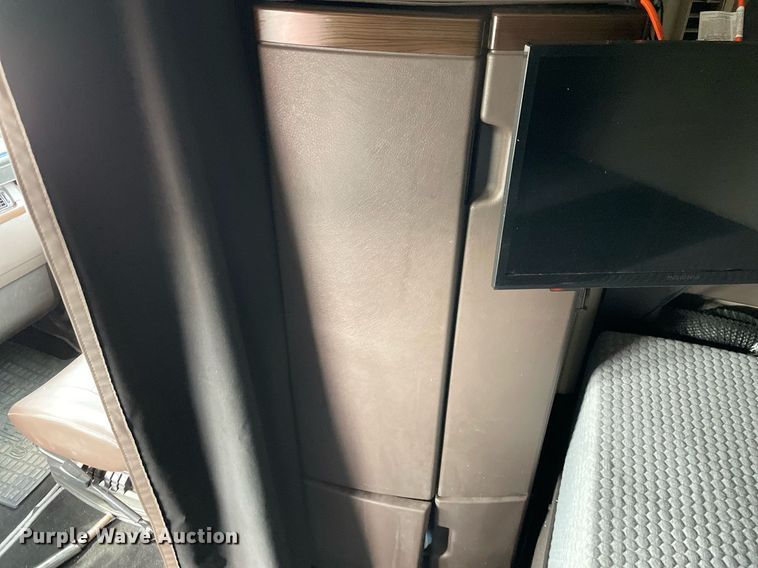 image for item MB9011 2014 Volvo VNL64T 730  semi truck