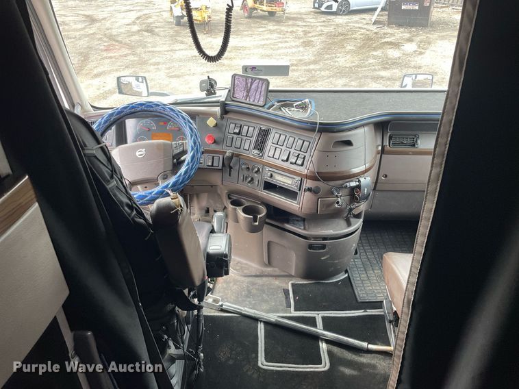 image for item MB9011 2014 Volvo VNL64T 730  semi truck