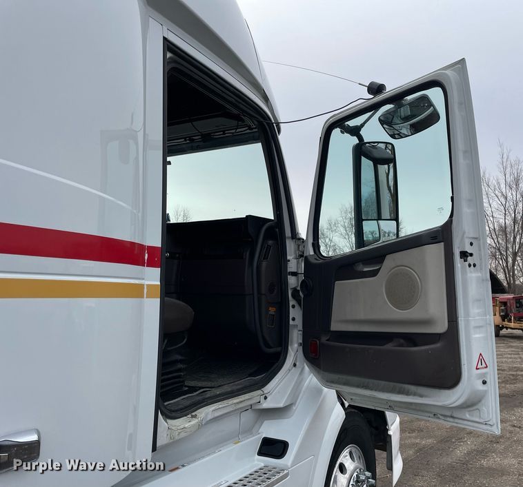 image for item MB9011 2014 Volvo VNL64T 730  semi truck