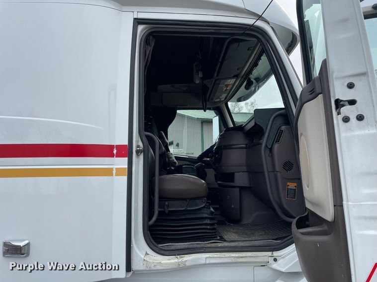 image for item MB9011 2014 Volvo VNL64T 730  semi truck