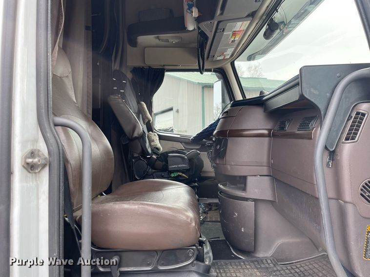 image for item MB9011 2014 Volvo VNL64T 730  semi truck