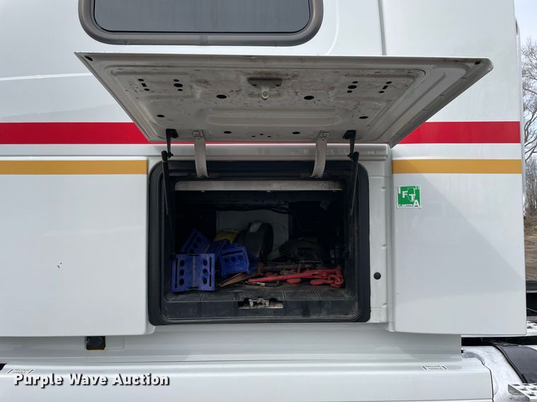 image for item MB9011 2014 Volvo VNL64T 730  semi truck