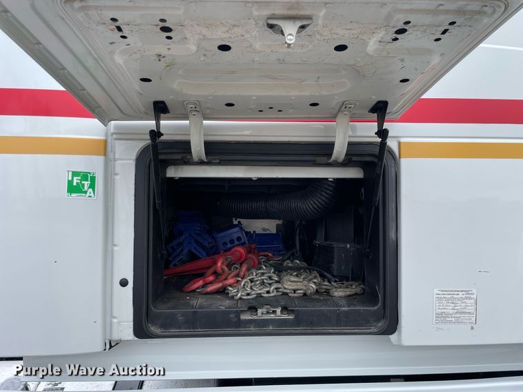 image for item MB9011 2014 Volvo VNL64T 730  semi truck