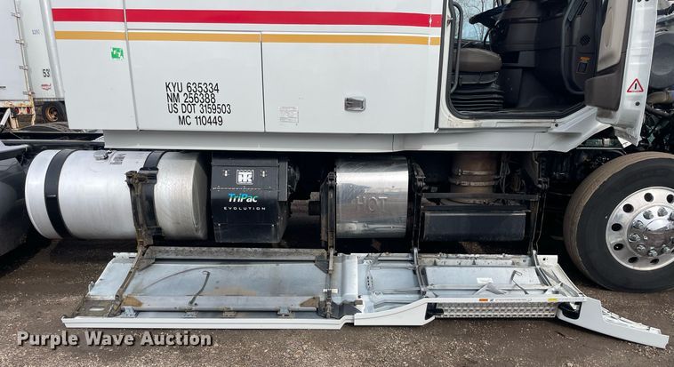 image for item MB9011 2014 Volvo VNL64T 730  semi truck