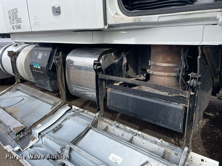 image for item MB9011 2014 Volvo VNL64T 730  semi truck