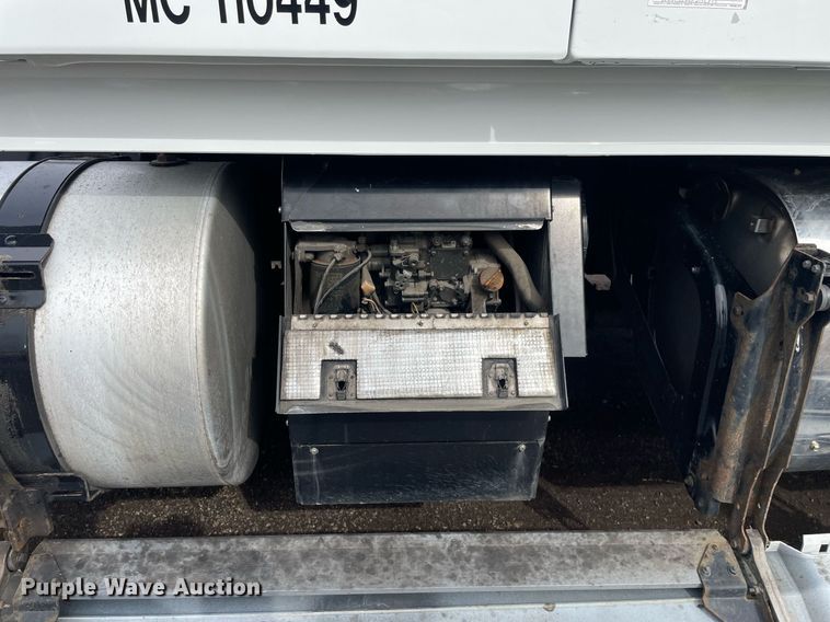 image for item MB9011 2014 Volvo VNL64T 730  semi truck