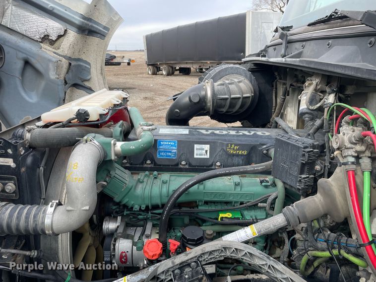 image for item MB9011 2014 Volvo VNL64T 730  semi truck