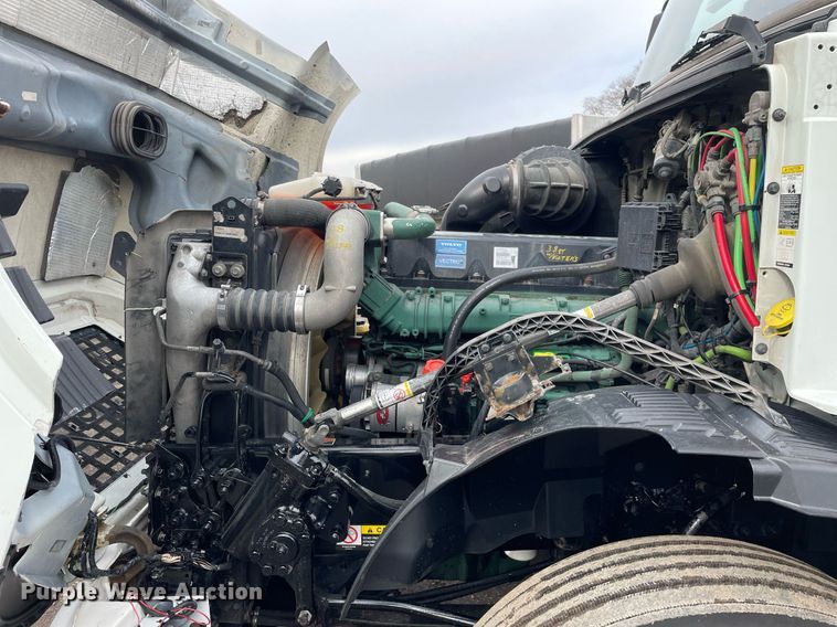 image for item MB9011 2014 Volvo VNL64T 730  semi truck