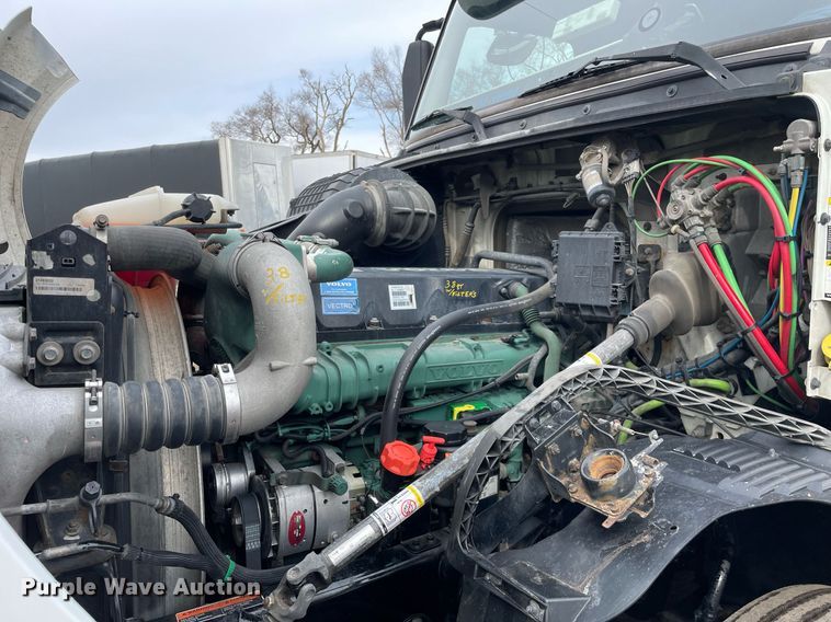 image for item MB9011 2014 Volvo VNL64T 730  semi truck