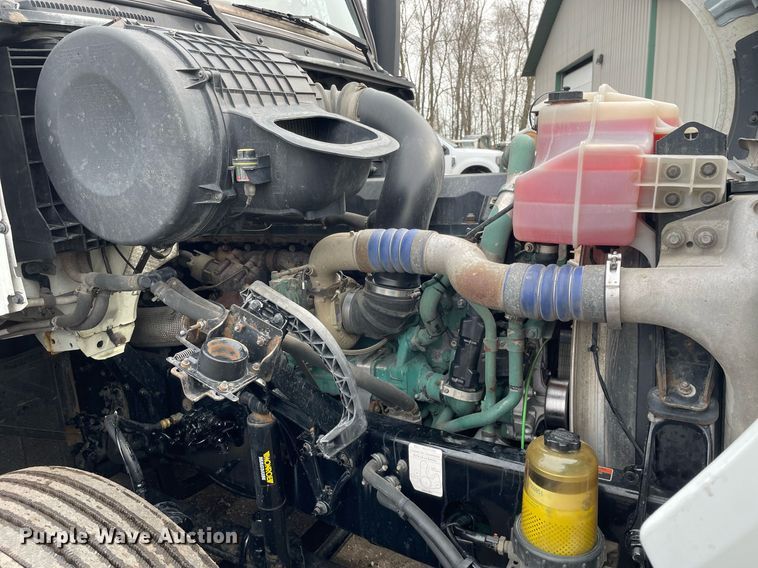 image for item MB9011 2014 Volvo VNL64T 730  semi truck