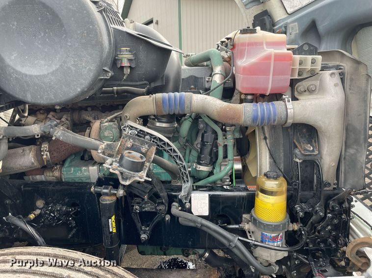 image for item MB9011 2014 Volvo VNL64T 730  semi truck