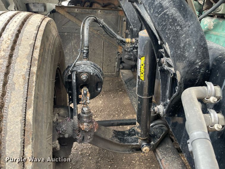 image for item MB9011 2014 Volvo VNL64T 730  semi truck