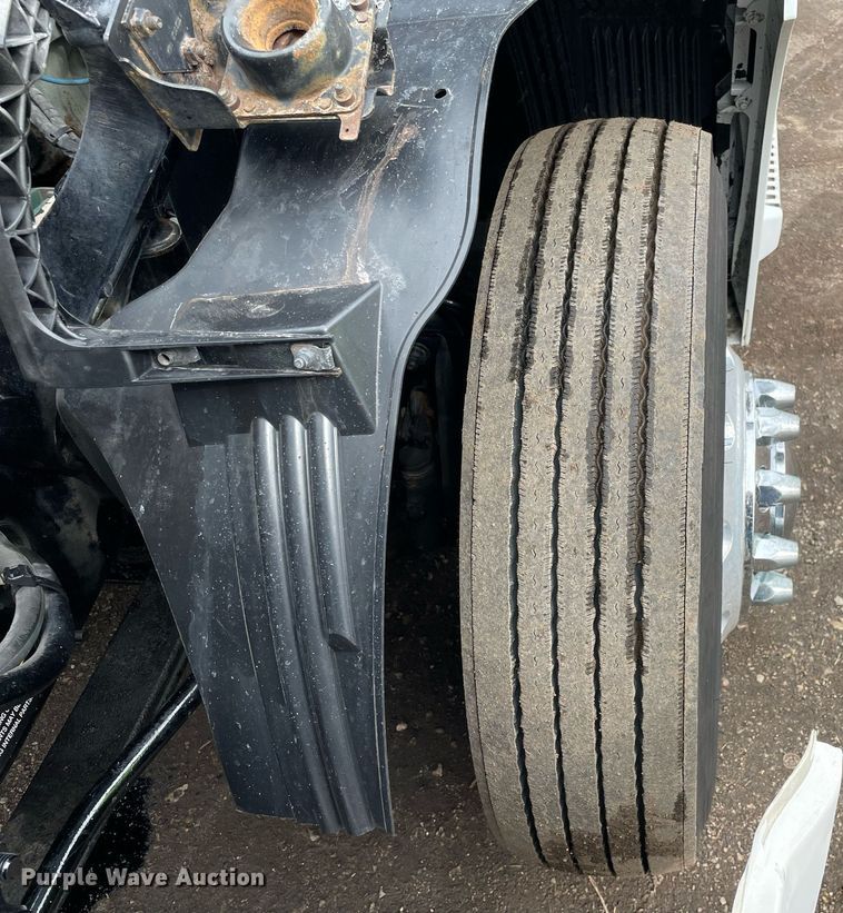 image for item MB9011 2014 Volvo VNL64T 730  semi truck