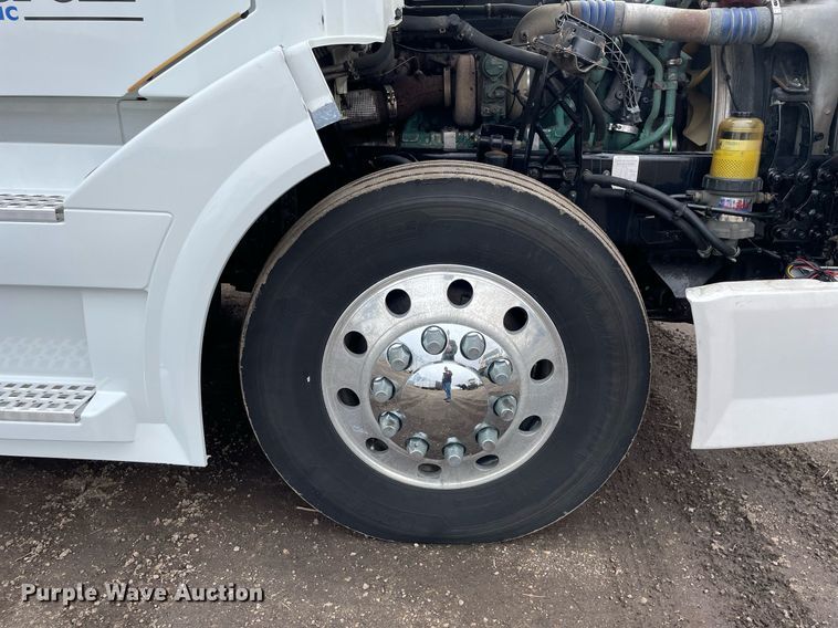 image for item MB9011 2014 Volvo VNL64T 730  semi truck